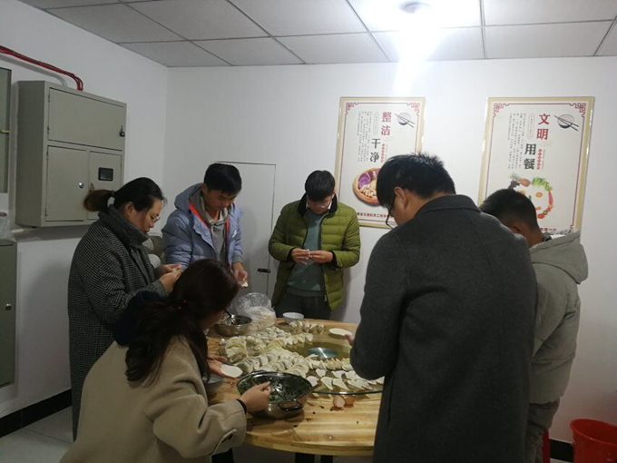 冬至陽生春又來，溫暖感恩促情誼——廣德路項(xiàng)目部舉辦包餃子活動(dòng)